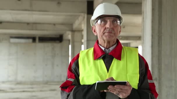 Baumeister mit Tablet-PC auf Baustelle — Stockvideo