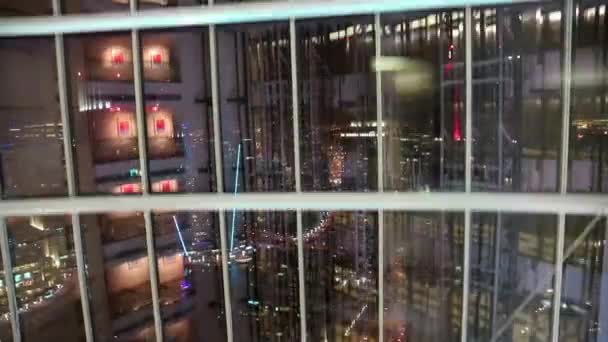 Vista desde el ascensor de cristal por la noche — Vídeo de stock