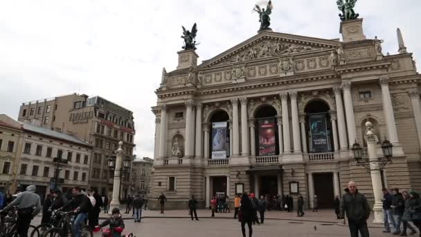 Ludzie w pobliżu Teatr operowy — Wideo stockowe