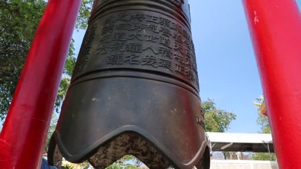 Grote bronzen bell op Pratumnak Hill — Stockvideo