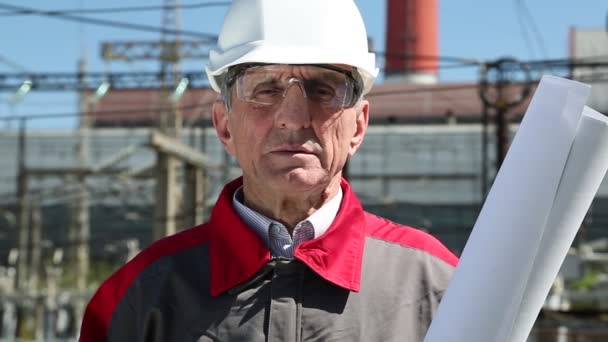 Trabajador en sombrero blanco en la central eléctrica — Vídeos de Stock