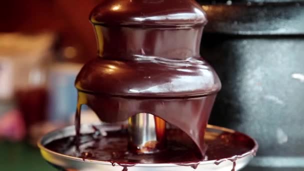 Chocolat chaud fondu. Fontaine au chocolat — Video