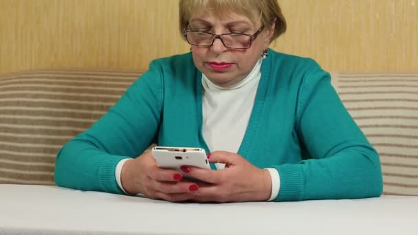 Sms van de types van de vrouw op haar mobiele telefoon. — Stockvideo