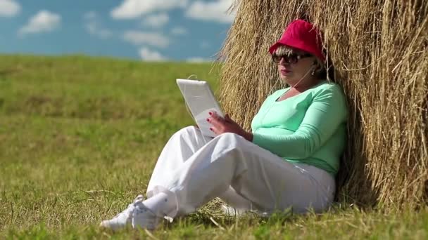 Ώριμη γυναίκα που χρησιμοποιεί tablet pc — Αρχείο Βίντεο