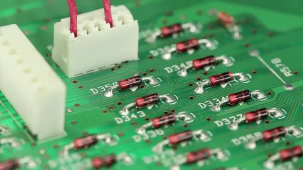 Microcircuit chip met elektronische componenten — Stockvideo