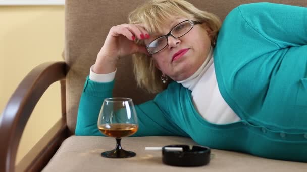 Депрессивная женщина лежит на диване — стоковое видео