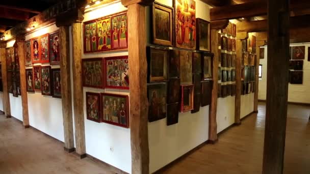 Vecchie icone all'interno del Castello Radomysl — Video Stock