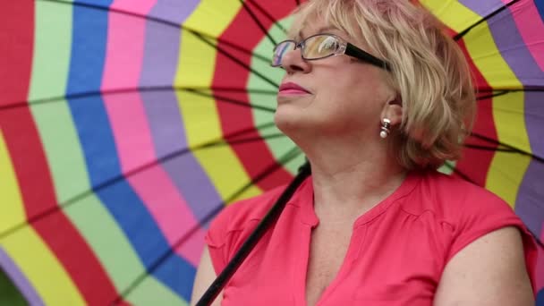 Ανώτερος γυναίκα με ομπρέλα — Αρχείο Βίντεο