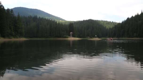 Lago Synevir en las Montañas Cárpatas — Vídeo de stock