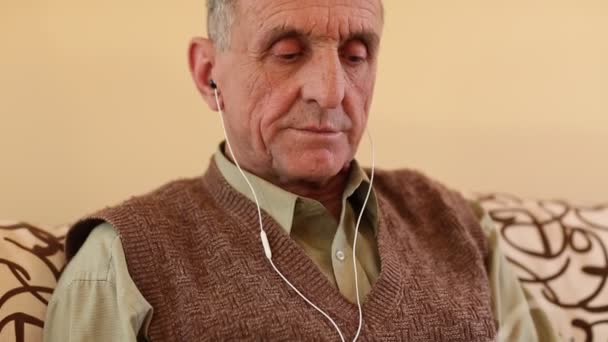 Hombre mayor con teléfono inteligente blanco — Vídeos de Stock