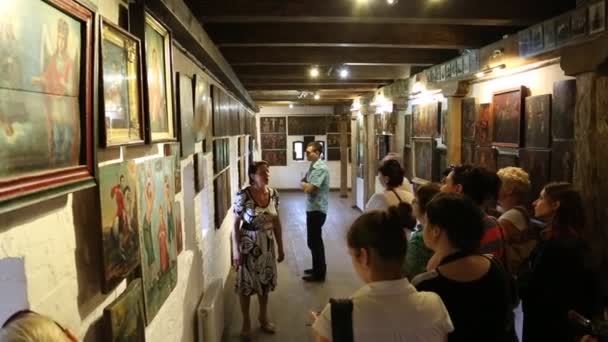 La gente a museo di icone familiari ucraine — Video Stock