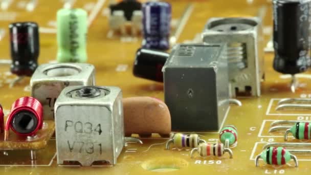 Microcircuito chip con componentes electrónicos — Vídeo de stock