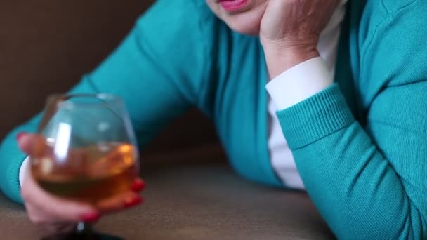 Mujer mayor deprimida con brandy — Vídeos de Stock