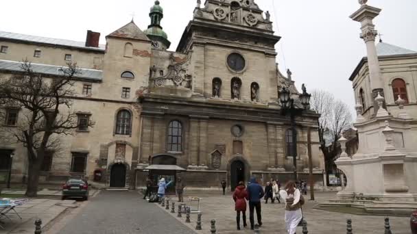 Pessoas perto da igreja Bernardine — Vídeo de Stock