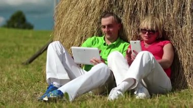 Anne ve oğlu ile bilgisayar ve akıllı telefon