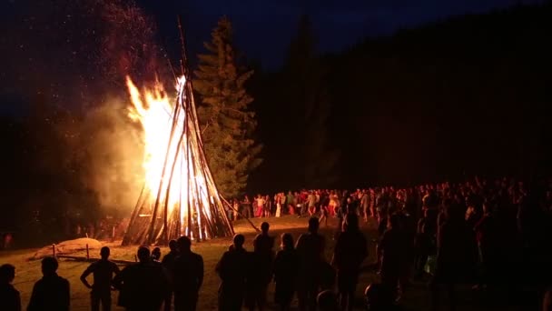 Pessoas perto da fogueira em Ivan Kupala — Vídeo de Stock