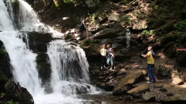 Människor nära vackra vattenfall — Stockvideo