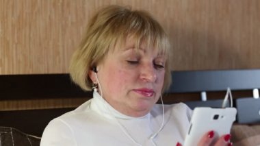 Akıllı telefonlu son sınıf öğrencisi.