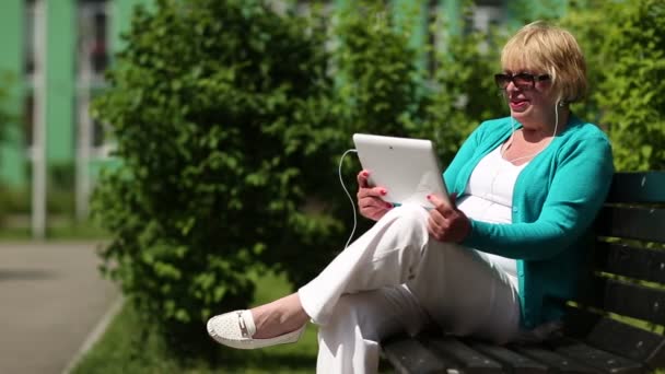 Senior Mujer rubia con tableta pc — Vídeo de stock