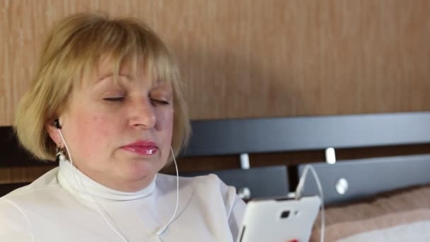 Senior kvinna med smartphone — Stockvideo