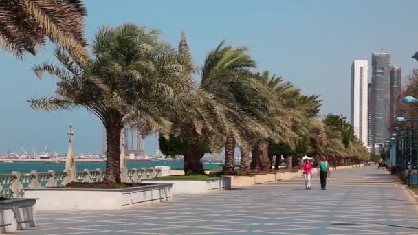 A Corniche road-on az emberek — Stock videók