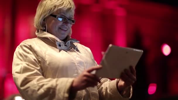 Ανώτερος γυναίκα χρησιμοποιεί tablet Pc — Αρχείο Βίντεο