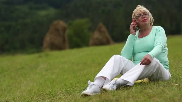 Frau telefoniert mit Handy — Stockvideo