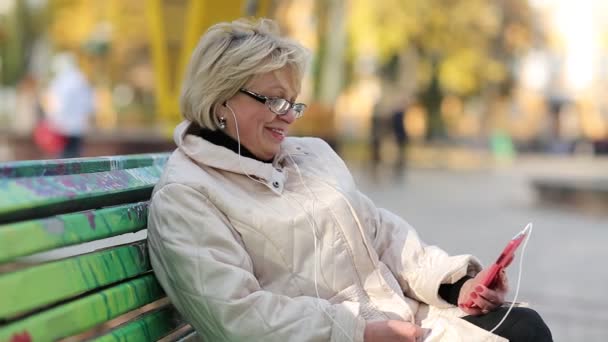 Senior woman with smartphone — Stock Video