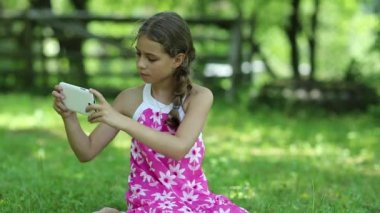 Akıllı telefon kullanan çekici kız 