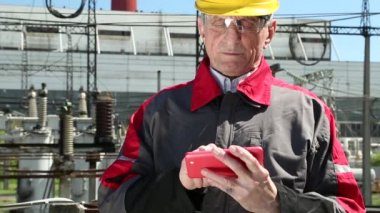 Bakım işçisi ile smartphone 