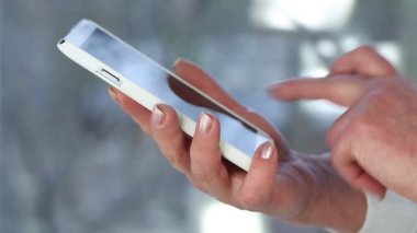 cep telefonu kullaranarak eller