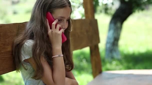 Красивая девушка с помощью смартфона — стоковое видео