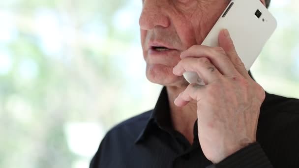 Hombre mayor con smartphone — Vídeos de Stock