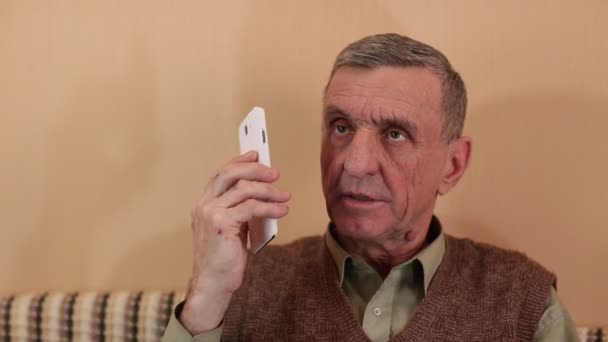 Senior nutzt Smartphone — Stockvideo