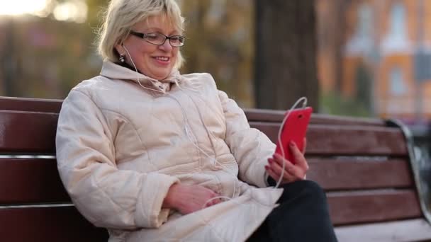 Ανώτερος γυναίκα χρησιμοποιώντας smartphone — Αρχείο Βίντεο