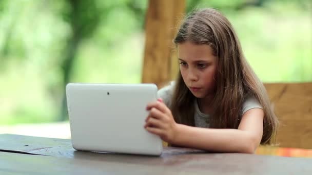 Menina bonita com tablet pc — Vídeo de Stock