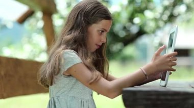 Tablet pc ile güzel kız 