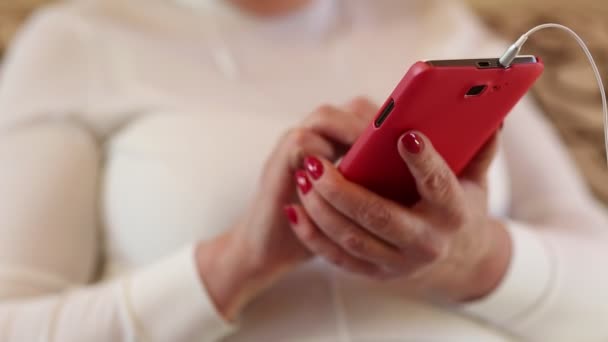 Manos de mujer usando Smartphone — Vídeo de stock
