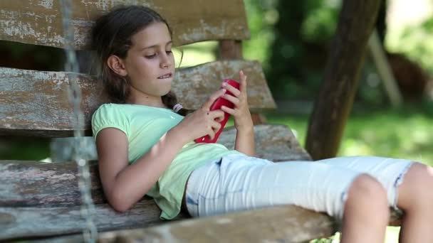 Hermosa chica usando teléfono inteligente — Vídeos de Stock