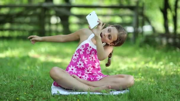 Hermosa chica haciendo selfie — Vídeo de stock