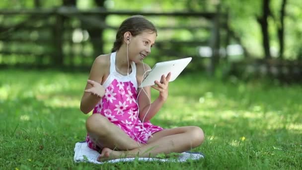 Menina bonita usando tablet pc — Vídeo de Stock