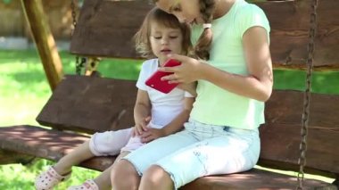 İki güzel kız ile kırmızı smartphone 