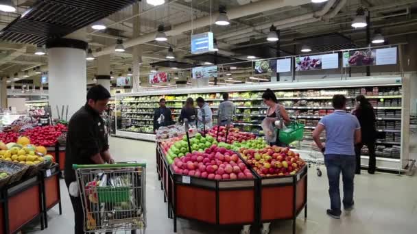 Mensen in de buurt van toonbank met vruchten in Dubai Mall — Stockvideo