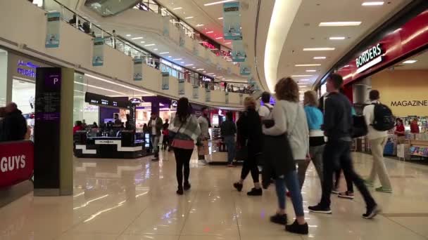 Persone all'interno del Dubai Mall negli Emirati Arabi Uniti — Video Stock