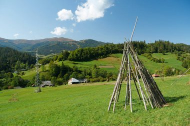 Güzel çayırdaki saman yığını. Hayrick yeşil sahada.