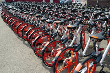 KYIV, UKRAINE, 19 Haziran 2020: Kiralık kırmızı bisikletler. Bisiklet paylaşım sistemi, halka açık bisiklet şeması - bisikletlerin bireylere ortak kullanım için kullanılabilir hale getirildiği hizmet