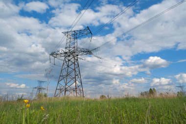 Güç iletim kuleleri ve bulutları