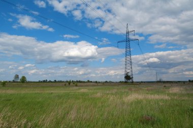 Güç iletim kuleleri ve bulutları