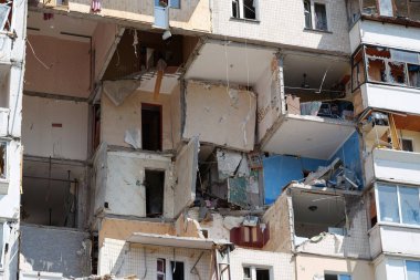 Konut binasındaki gaz patlaması sonrası hasar