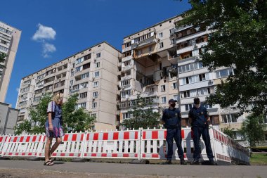 KYIV, UKRAINE, 25 Haziran 2020: Kyiv 'de yaşanan gaz patlaması sonrasında iki polis memuru binanın yakınında duruyor